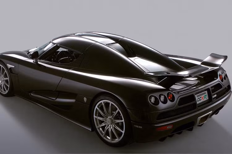 Siêu xe Koenigsegg CCXR chỉ mất có 2,9 giây để tăng tốc từ 0 đến 100 km/h và đạt đến tốc độ tối đa lên đến 410 km/h. Tốc độ này cũng cao hơn hẳn "ông hoàng tốc độ" Bugatti Veyron.