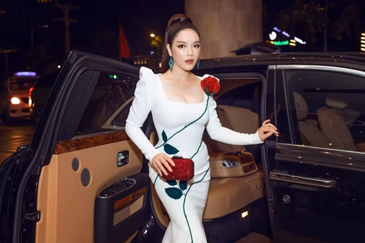 Nguoi dep Ly Nha Ky du su kien cung xe Rolls-Royce 40 ty