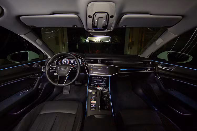 Bước cách tân lớn nhất chính là nội thất trong xe, bên trong của Audi A7 Sportback mới mang xu hướng không gian của tương lai. Các lựa chọn màu sắc, vật liệu, ốp trang trí và ánh sáng nội thất được lựa chọn kỹ càng đem đến một không gian nội thất cao cấp cho khách hàng.