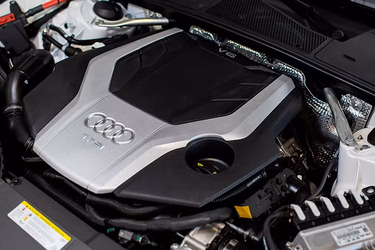 Người lái có thể tuỳ chọn nhiều chế độ lái từ Audi drive select gia tăng thêm nhiều sự thoải mái và năng động. Hệ thống đánh lái tiên tiến được kết hợp với hệ dẫn động bốn bánh toàn thời gian quattro, hỗ trợ đỗ xe cùng camera 360. Audi A7 Sportback kết hợp hệ thống mild hybrid mới sử dụng hệ thống điện 48V để đạt được hiệu suất lớn hơn và sự thoải mái tốt hơn.