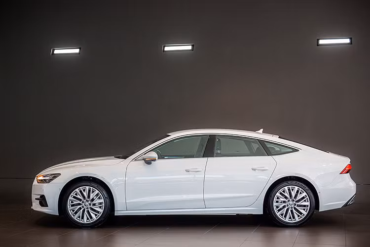 Kế thừa thế hệ đầu tiên năm 2010 được khen ngợi nhờ thiết kế coupe độc đáo, Audi A7 Sportback 2020 mới mang đến một diện mạo hiện đại mạnh mẽ hơn. Với chiều dài xấp xỉ 5 m, với 4.969 mm và chiều rộng 1,91 m, A7 mới tự hào với trục cơ sở dài 2.926 mm giúp gia tăng không gian khu để chân hàng ghế sau thêm 20 mm.