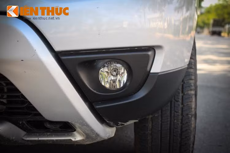 Cản trước và tấm khuếch tán sau được thiết kế bằng màu xám titan, tôn lên thiết kế cơ bắp của Duster. Mâm xe hai màu với nền đen chủ đạo khẳng định thiên hướng việt dã rõ nét. Tiếp đến là cụm đèn pha kép quang học kiểu mới chia thành 4 khoang tích hợp đèn ban ngày...
