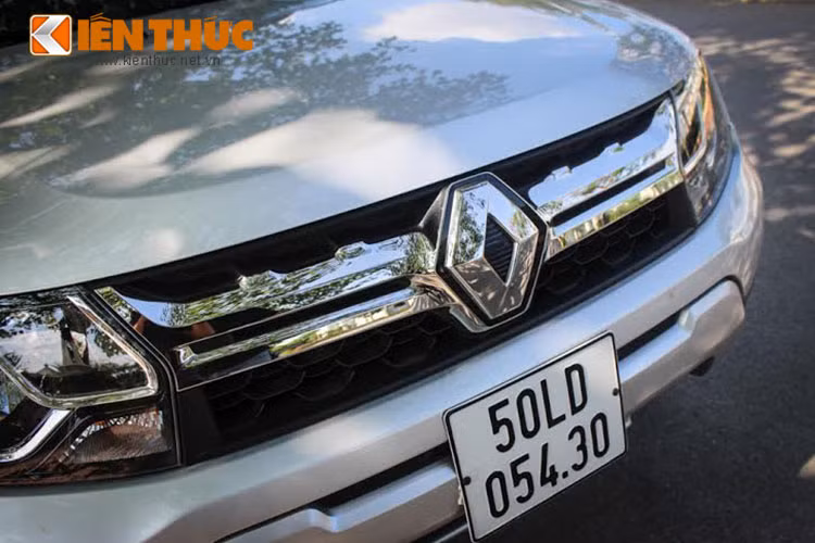 Duster có thiết kế mạnh mẽ, nhất là phần đầu xe với các thanh ngang lớn trên lưới tản nhiệt. Cụm đèn pha được chia 3 theo phong cách độc đáo, bề ngang rộng đến 2.000mm được nhấn mạnh nhờ vòm bánh xe mở rộng khiến Duster có dáng vẻ bề thế, vững chãi.