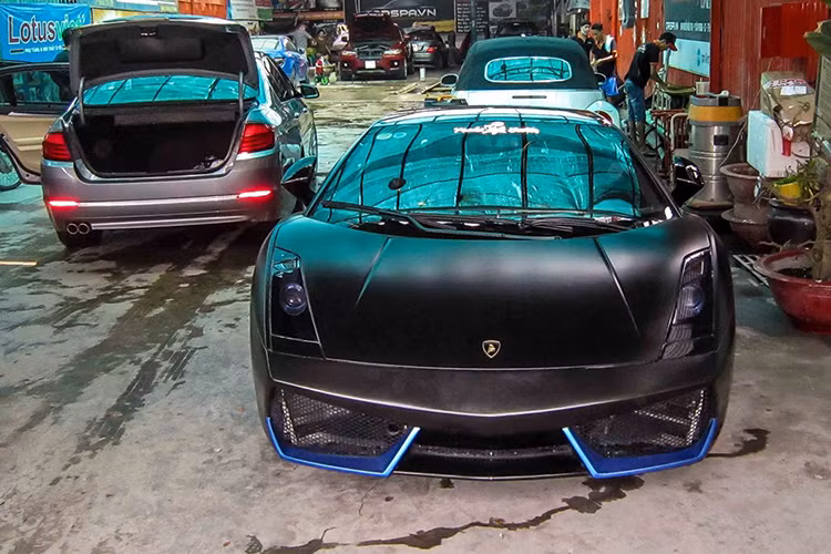 Khác với khi dán decal đen kết hợp cùng những chi tiết trang chí màu cam trên nắp ca pô và cánh gió trước đây, chủ nhân của siêu xe này đã chọn cho mình dàn áo đen mờ, sơn màu xanh dương trên một số chi tiết và loại bỏ đường kẻ trên nắp ca pô như khi được dán decal.
