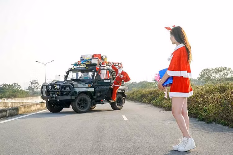 Chiếc xe ôtô UAZ Hunter mà "ông bà Noel" cưỡi trong bài viết này là phiên bản máy xăng độ nhiều trang thiết bị offroad, có thể đi tới những nơi địa hình khó khăn nhất trên đất nước Việt Nam. Xe sởi hữu hệ dẫn động 4x4, lốp gai địa hình, hệ thống treo nâng cấp thêm nhíp lá và được hỗ trợ công nghệ bóng hơi điều khiển khí nén giúp chịu tải tốt.