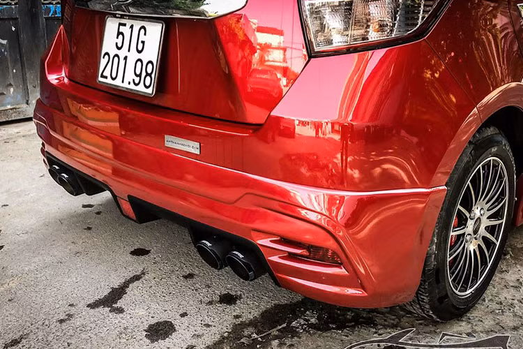Toyota Yaris nguyên bản sử dụng động cơ 2NR-FE 1.5 dùng hệ thống điều phối van biến thiên thông minh kép Dual VVT-i, hộp số vô cấp CVT, công suất 107 mã lực tại 6.000 vòng/phút và mô-men xoắn cực đại 140 Nm tại 4.200 vòng/phút. Trong khi đó, phiên bản cũ chỉ có công suất 84 mã lực và mô-men xoắn cực đại 121 Nm.