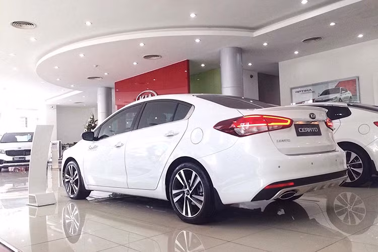 Đuôi xe cũng nhận được những thay đổi, có thêm phần ốp bạc bên dưới và ống xả kép hình oval đặt ở hai bên (khác với ống xả đơn trên phiên bản cũ). Đèn chiếu hậu của xe cũng dùng bóng dạng LED, thiết kế khá bắt mắt. Nẹp chrome như trên Kia K3 ở phía đuôi xe được loại bỏ.