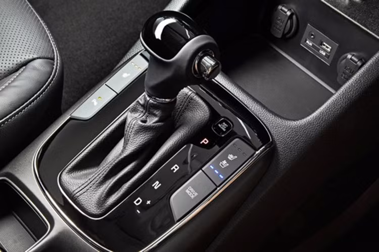 Bên cạnh đó, các tính năng hỗ trợ người lái cũng rất được chú trọng khi được Kia trang bị cho Kia Cerato Signature mới như: Cảm biến đa điểm 8 vị trí trước, sau và camera lùi, hệ thống chống trộm, khởi động bằng nút bấm&amp; khóa điện thông minh, khóa cửa điều chỉnh từ xa...