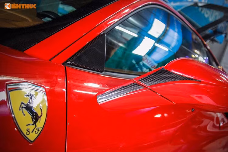 Bên cạnh đó, siêu xe Ferrari 488 GTB này cũng được nâng cấp hệ thống treo mới và lốp thể thao tương tự như gói độ của hãng Novitec Rosso đưa ra trước đó. Hốc tản nhiệt được gắn tấm nhựa cứng cũng được thay thế với các chi tiết carbon...