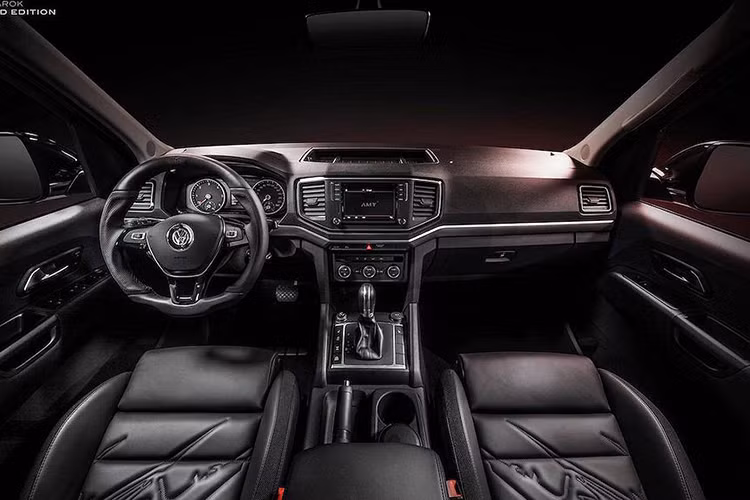Bên cạnh đó, Pickup Design còn lắp cho mẫu xe Volkswagen Amarok độ này những nẹp ốp nới rộng vòm bánh với hình dáng vuông vức đầy mạnh mẽ. Tương xứng với các vòm bánh cơ bắp, Pickup Design đã trang bị cho Amarok bộ mâm 18 inch 5 cánh đơn khỏe khoắn, bọc xung quanh là bộ lốp gai "béo" bản 265/60 cho cả 4 bánh xe.