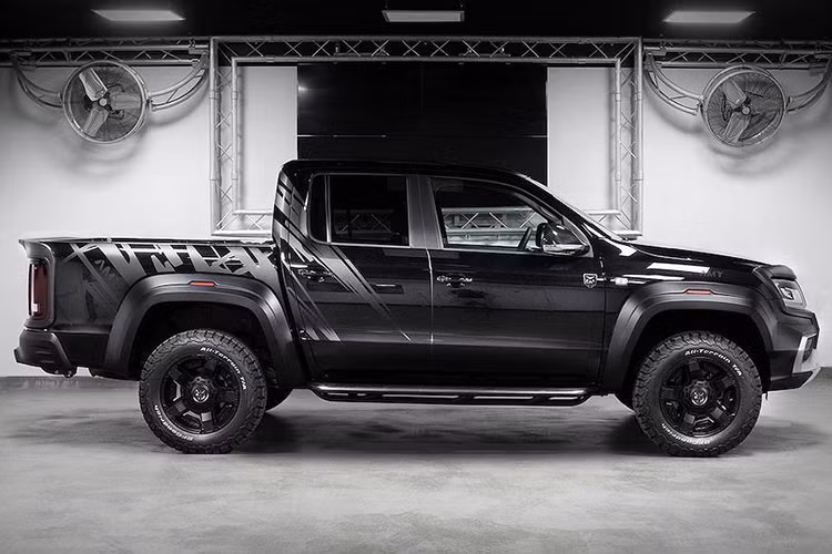 Với trào lưu chơi xe bán tải ngày càng phát triển mạnh, Amarok cũng dần được nhiều người lựa chọn để độ lại, cũng như ngày càng được các hãng phụ kiện và nâng cấp xe hơi phát triển nhiều "đồ chơi" hơn. Nổi tiếng với nhiều bản độ ấn tượng trước đây, Pickup Design - chi nhánh con "chuyên trị" xe bán tải của hãng độ nội thất Ba Lan Carlex Design cũng đã vừa công bố gói độ toàn diện cho mẫu pickup của Volkswagen.