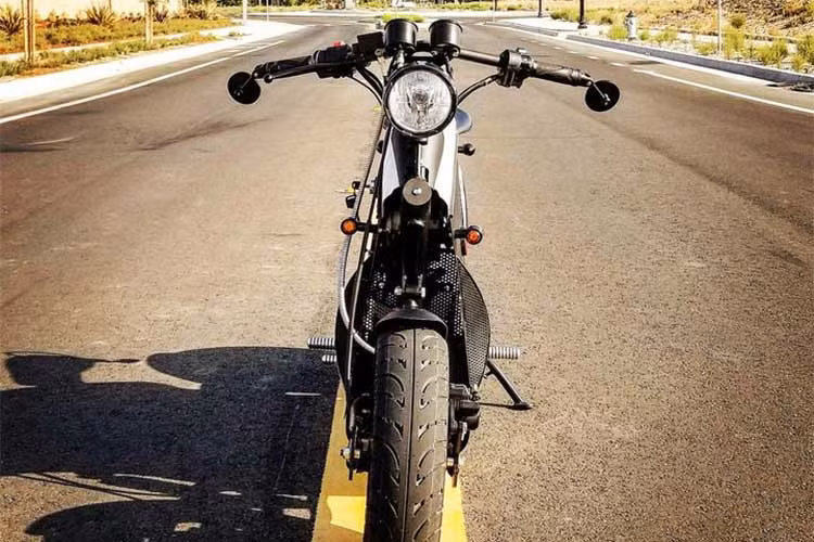 2 bánh xe của phương tiện này có kích thước 110/70R-12. Xe có kích thước tổng thể 1.800 x 460 x 860 mm với khối lượng khoảng 105 kg.