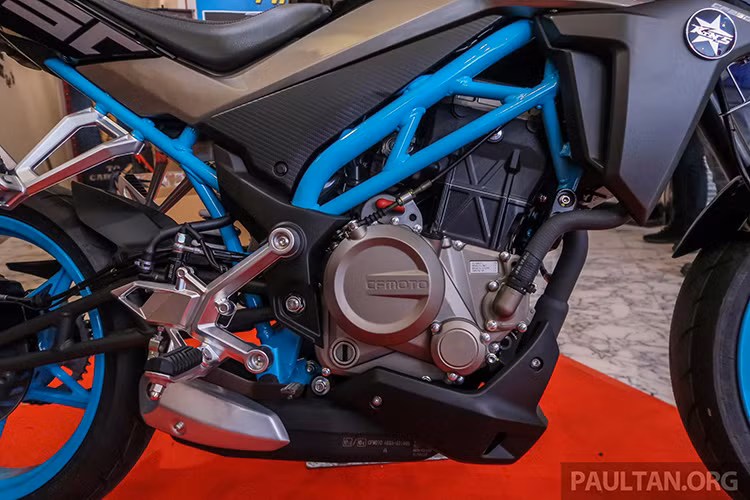Được bán ra tại thị trường Malaysia, mẫu xe máy côn tay CFMoto 250 NK 2019 có 2 phiên bản màu bao gồm màu bạc Electro và đen Nebula. Phiên bản tiêu chuẩn sẽ được bán vào tháng 1, trong khi đó bản đặc biệt SE sẽ xuất hiện tại đại lý từ tháng 2 tại thị trường này.