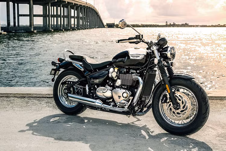 Yên xe Triumph Bonneville Speedmaster 2021 cũng được cho là sẽ thoải mái hơn sau khi hãng xe Anh Quốc thực hiện cải tiến trang bị này. Phần yên cho người điều khiển giờ sẽ có thêm đệm lưng trong khi yên sau dày hơn 11 mm so với phiên bản cũ.