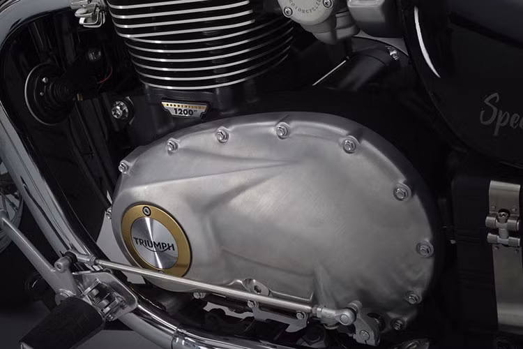 Triumph Bonneville Speedmaster 2021 tiếp tục sử dụng khối động cơ xylanh đôi, dung tích 1.200 cc, làm mát bằng dung dịch. Được biết Triumph đã tiến hành hiệu chỉnh lại động cơ để tăng lực kéo của xe ở dải dải tua cao. Theo đó, động cơ này sản sinh công suất 77 mã lực tại tua máy 6.100 vòng/phút và mômen xoắn cực đại 106 Nm tại tua máy 3.850 vòng/phút.