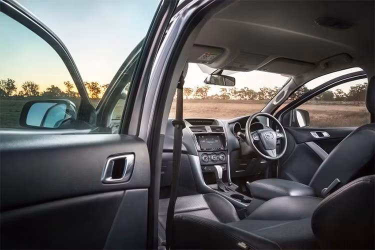 Tuy nhiên, điểm đổi mới đáng chú ý nhất trên mẫu xe bán tải Mazda BT-50 phiên bản nâng cấp mới này chính là những nâng cấp trong khoang nội thất. Hệ thống giải trí trên mẫu bán tải này được tích hợp Apple CarPlay và Android Auto trên màn hình cảm ứng 7 inch.