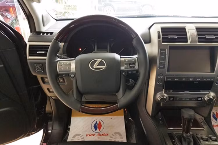 Vô-lăng của xe được ốp gỗ gụ Mahogani và bọc da Semi aniline với đường khâu tay tinh xảo. Hệ thống âm thanh 9 loa cao cấp cùng màn hình cảm ứng hiển thị đa chức năng EMV 8 inch, 2 khe cắm USB và iPod... 2 ổ cắm điện ở bảng điều khiển trung tâm và mặt bên của khoang hành lý, tấm ngăn khoang hành lí có thể dễ dàng mở và gập bằng tay, hộp làm mát đặt ở vị trí tựa tay trung tâm phía trước giữ lạnh cho đồ uống.