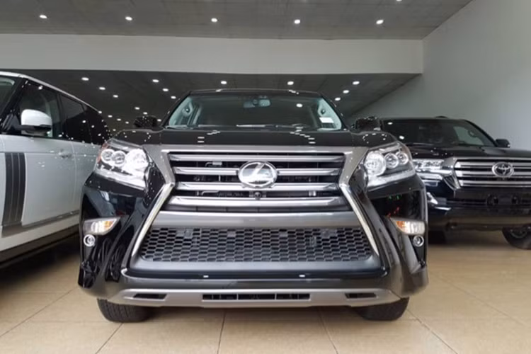 Điểm nhấn ngoại thất ấn tượng nhất của GX460 phiên bản 2017 chính là triết lý thiết kế năng động đặc trưng của Lexus với lưới tản nhiệt hình con suốt (L-finesse). Bề ngoài của GX460 là sự kết hợp giữa nét cứng rắn của các tấm kim loại được điêu khắc chính xác trong quá trình gia công cùng sự trau chuốt từng chi tiết trên bề mặt uốn lượn.