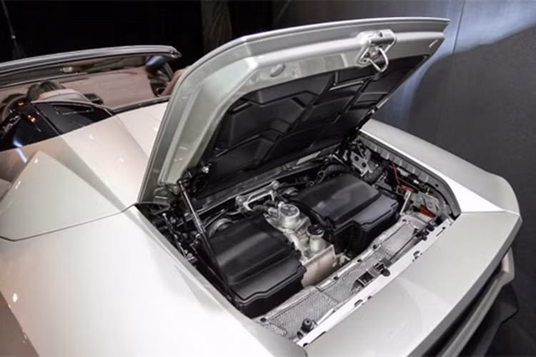  Malaysia là thị trường đầu tiên tại Đông Nam Á mà Lamborghini Huracan Spyder có mặt. Mức giá bán ra siêu xe này được đề xuất cho thị trường là 313.000 USD (khoảng 7 tỷ đồng). "Siêu bò" mui trần này sẽ đến tay khách hàng từ tháng 4/2016. 