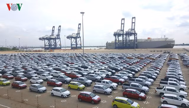 Hiện tại, Toyota Việt Nam cũng đã công bố giá bán cho các mẫu xe nhập khẩu này, còn Mitsubishi vẫn chưa thông báo chính thức, do xe mới cập cảng nên các chi phí cụ thể vẫn chưa thể thống kê nên hãng chưa định hình được giá bán.
