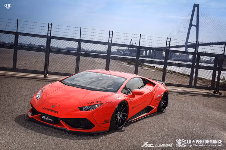 Chỉ một ánh nhìn thôi, chiếc Liberty Walk Lamborghini Huracan đầu tiên trên thế giới này cũng đủ sức “đốn tim” không biết bao nhiêu người đam mê siêu xe.