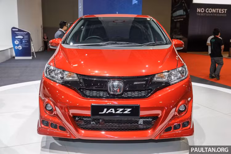 Bên cạnh đó, nhà độ chính hãng Mugen của Honda còn trang bị cho chiếc xe nẹp ốp hai bên thân cùng ốp cản sau khí động học, cánh đuôi trên mui, nẹp trang trí màu đen chạy ngang cửa sau và logo đính trên ca-lăng trước.