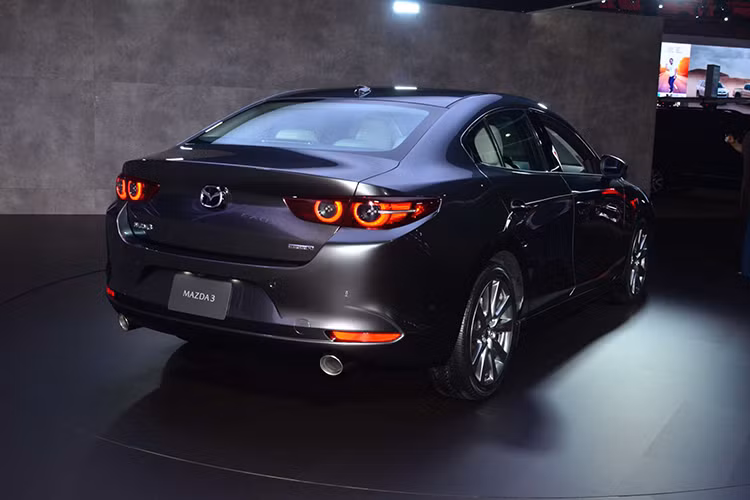Ngoài ra, mẫu xe Mazda3 thế hệ mới tại thị trường Mỹ cũng sẽ có thêm các gói nâng cấp như: Select, Preferred hay Premium cho biến thể sedan, và Preferred và Premium cho biến thể hatchback.