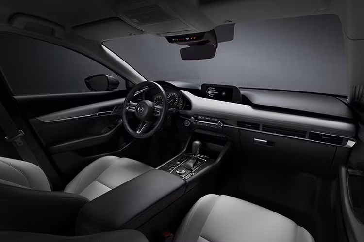 Tại thị trường ôtô Mỹ, mẫu xe Mazda3 được trang bị tính năng an toàn i-Activsense tiêu chuẩn bao gồm: cảnh báo chệch làn đường, hỗ trợ giữ làn đường, cảnh báo điểm mù &amp; giao thông phía sau, cruise control radar,...