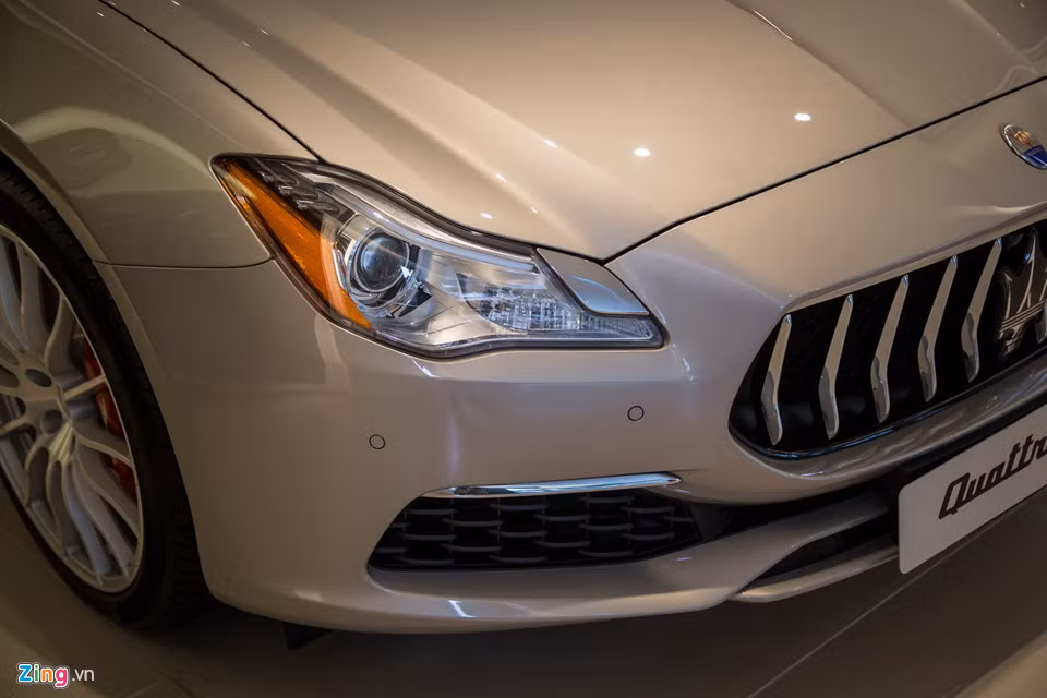 Thay đổi thiết kế trên phiên bản 2017 khiến Maserati Quattroporte mạnh mẽ hơn. Đèn pha dạng Bi-Xenon và LED. Lưới tản nhiệt "hàm cá mập" gồm các thanh dọc, hơi lõm ở chính giữa. Ẩn phía sau lưới tản nhiệt là hệ thống Shutter Air điều chỉnh điện, nằm ngay trước két nước. Hệ thống này sẽ đóng/mở linh hoạt để đảm bảo nhiệt độ của động cơ luôn tối ưu. Hãng hiệu chỉnh lại phần mặt trước, cản sau và gầm xe, khiến cho tính khí động học của chiếc xe tăng lên 10%.