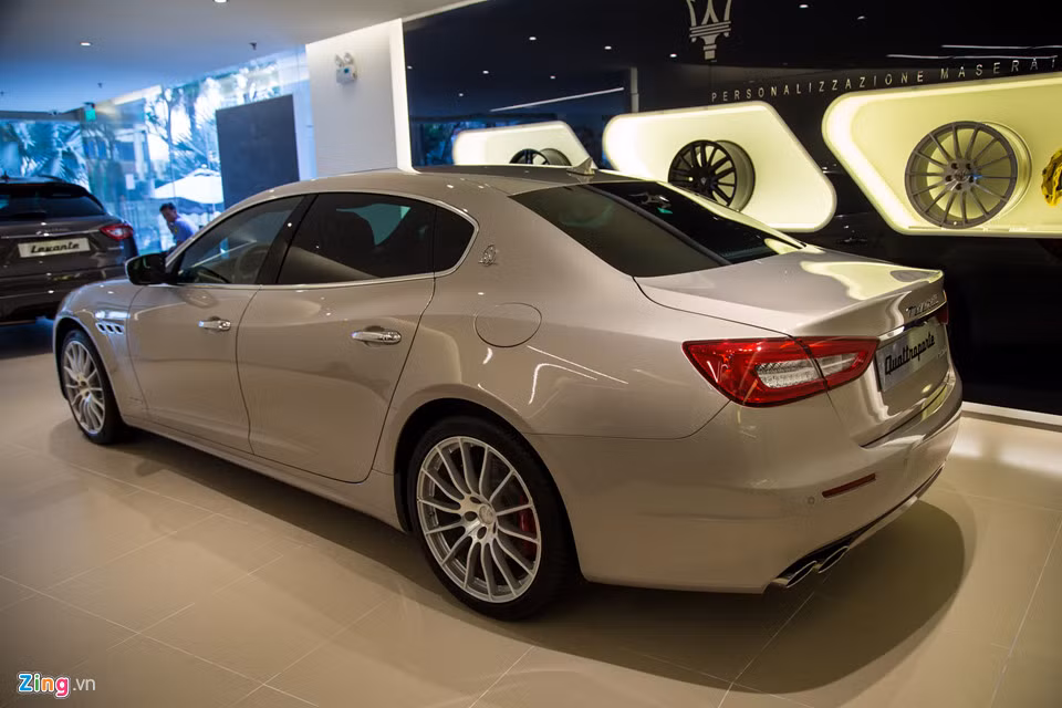 Nội thất của Maserati Quattroporte 2017 tổng hoà của 2 yếu tố, sang trọng và thể thao. Bảng táp-lô, bệ tựa tay, tay nắm cửa, ghế ngồi, vô lăng và cần số bọc da cao cấp. Xen kẽ với vật liệu gỗ vân bóng Erable. Trần xe bọc da lộn Alcantara, cùng thảm lót sàn nhung. Ghế trước điều khiển 12 hướng. Điều hòa tự động 4 vùng.