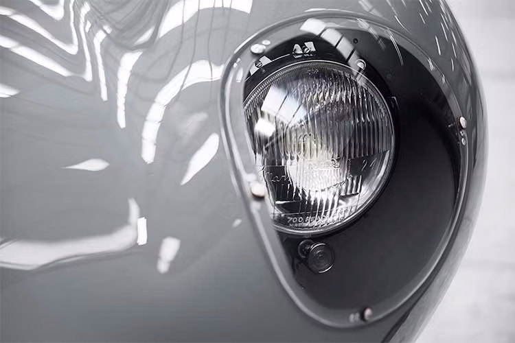 Mẫu xe D-type đã từng 3 lần thắng giải đua Le Mans 24 giờ vào các năm 1955 và 1957, được trang bị động cơ XK 6 xy-lanh. Đối với những mẫu xe được sản xuất trong năm 2018, tất cả các chi tiết đều được thiết kế tinh xảo và kế thừa các thông số từ bản nguyên mẫu.