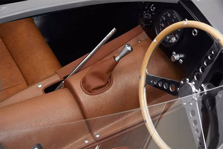 Phiên bản kỹ thuật là bản thân dài của mẫu xe cổ điển sản xuất năm 1956 dễ dàng nhận diện bởi nắp ca-pô được kéo dài với vây lớn phía sau tựa đầu của người lái, đầu xy-lanh góc rộng và bộ kẹp phanh thay nhanh.