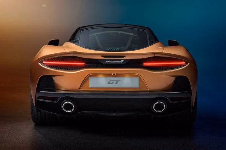 Để làm được điều này, hãng McLaren cho biết họ đã bố trí động cơ V8 4.0L bao gồm cả hệ thống ống xả của động cơ đặt càng thấp càng tốt nhằm mang lại không gian để thêm hành lý phía trên. Chưa dừng lại đó, cốp trước của McLaren GT có thể tích 150L đủ để chở theo túi sách.