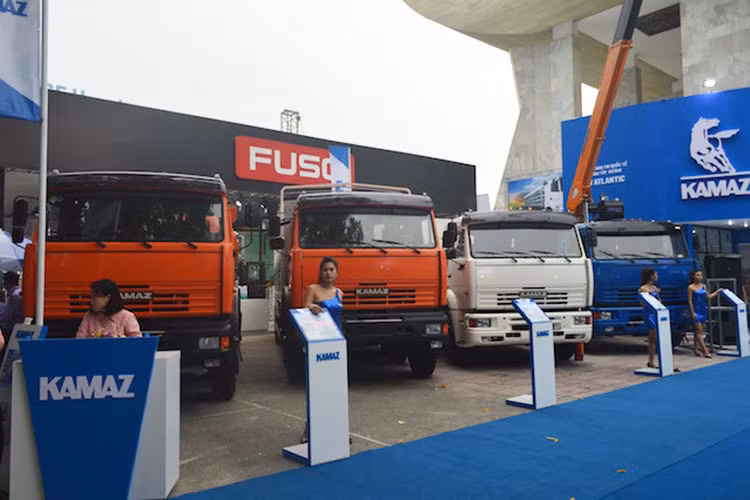 Tại triển lãm ôtô Việt Nam (VMS 2016) bên cạnh Fuso và Hyunda, một thương hiệu thu hút sự chú ý là loạt xe tải Kamaz đến từ Nga. Đây là cái tên quen thuộc từ xa xưa đối với người tiêu dùng Việt Nam với những sản phẩm nổi tiếng về tính chịu tải và độ bền bỉ.