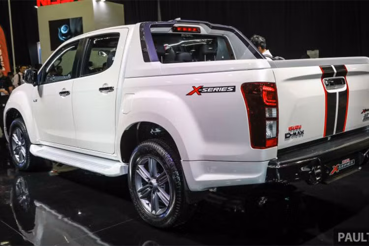 Khoác bên ngoài của của chiếc bán tải D-Max phiên bản giới hạn này là một cánh gió phía trước táo bạo, thanh cản va phía sau và một bộ khung thể thao mới nhằm gia tăng tính khí động học bám theo thùng xe.