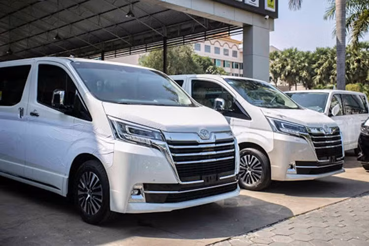 Mẫu MPV 9 chỗ Toyota Granvia đã có màn ra mắt chính thức tại thị trường ôtô Việt vào hồi đầu tháng 06/2020. Sau gần 6 tháng ra mắt, mẫu xe này chỉ tiêu thụ được tổng cộng 8 xe trên thị trường. Tháng 11/2020 vừa qua chỉ có vỏn vẹn 01 xe được bàn giao tới khách hàng. Toyota Granvia đang được bán tại Việt Nam với mức giá khá cao: 3,08 tỷ đồng cho màu trắng ngọc trai và 3,072 tỷ đồng cho các màu sắc khác.