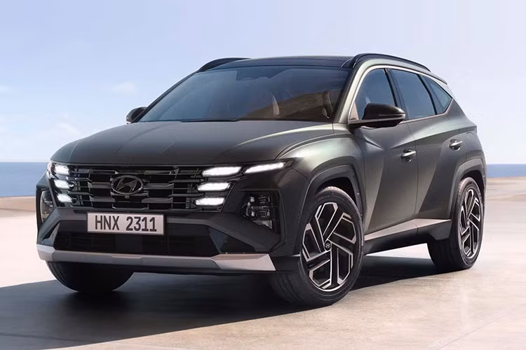 Theo nhân viên tư vấn bán hàng tại đại lý chính hãng của Hyundai cho hay, vào quý IV năm nay thương hiệu Hyundai tại Việt Nam sẽ ra mắt 2 mẫu xe mới. Một trong hai mẫu xe này chính là Hyundai Tucson 2025 mới, đây là phiên bản nâng cấp giữa vòng đời đã từng ra mắt ở thị trường Hàn Quốc vào tháng 12/2023.