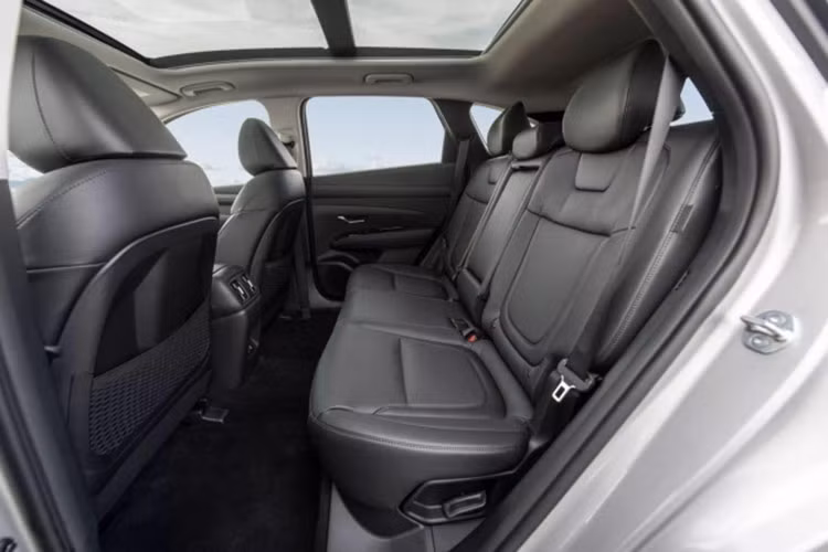 Ngoài ra, mẫu SUV cỡ C này còn có thêm khay đựng đồ trên mặt táp-lô bên phía ghế phụ lái, hệ thống đèn viền trang trí nội thất mới, khóa kỹ thuật số Digital Key 2, máy quét vân tay, màn hình hiển thị thông tin kính lái HUD, ghế lái/gương chiếu hậu nhớ vị trí, kính cách âm 2 lớp ở hàng ghế trước và cửa cốp đóng/mở chỉnh điện.