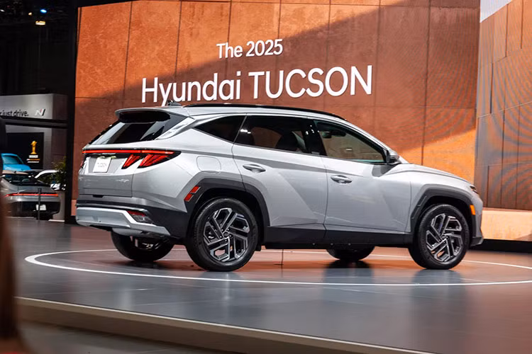 Tại Việt Nam, Hyundai Tucson 2025 dự kiến sẽ dùng động cơ như cũ. Đầu tiên là động cơ xăng 2.0L với công suất tối đa 156 mã lực và mô-men xoắn cực đại 192 Nm. Thứ hai là động cơ diesel 2.0L, cho công suất tối đa 186 mã lực và mô-men xoắn cực đại 416 Nm.