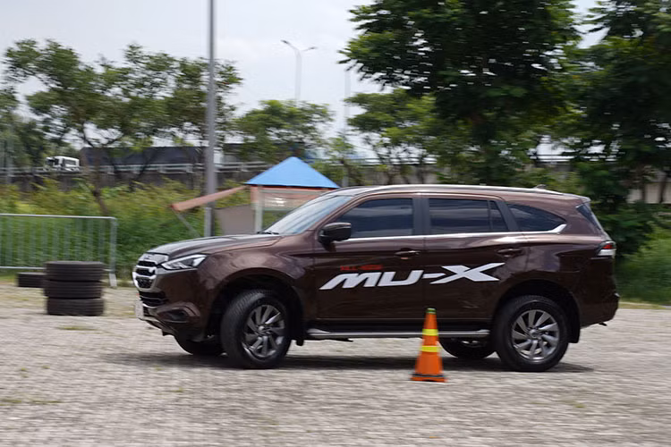 Các tính năng mới trên mẫu xe SUV Isuzu mu-X 2022 mới ra mắt tại Việt Nam như phanh tay điện tử tích hợp giữ phanh tự động, điều hòa tự động hay khởi động xe bằng nút bấm, bản Isuzu mu-X Premium có thêm gài cầu điện tử...