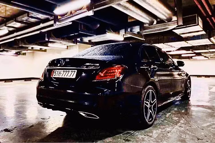 Ngay sau đó, chiếc xe Mercedes-Benz C300 AMG biển ngũ quý 7 đã được rao bán lại vào giữa tháng 8 năm 2020 và đến nay, lại rộ lên thông tin một doanh nhân chuyên sưu tầm xe máy và ô tô biển đẹp rao bán lại chiếc xe Mercedes-Benz C300 AMG 2020 biển toàn 7 này với giá 5,5 tỷ đồng.