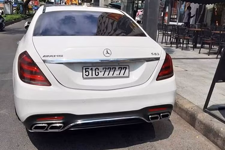 Đây không phải là lần đầu tiên xe sang Mercedes tại Việt Nam trúng biển số ngũ quý 7. Đầu tháng 2 năm ngoái, một chiếc Mercedes-Benz S-Class ở Sài Gòn gây chú ý khi có biển số siêu đẹp 51G-77777.