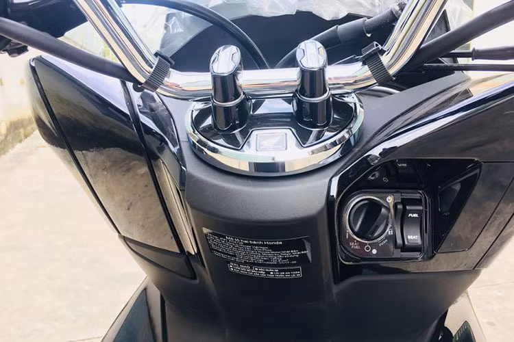 Xe sử dụng đồng hồ hiển thị kỹ thuật số LCD đảo ngược để tăng độ sắc sảo trong việc hiển thị thông tin trên đồng hồ. Hơn nữa, khu vực hiển thị lớn ở giữa được lắp đặt để bố trí công tơ mét, đồng hồ thời gian, mức tiêu thụ nhiên liệu trung bình và đồng hồ đo nhiên liệu giúp đảm bảo tầm nhìn tốt, giúp người lái quan sát thông tin dễ dàng...