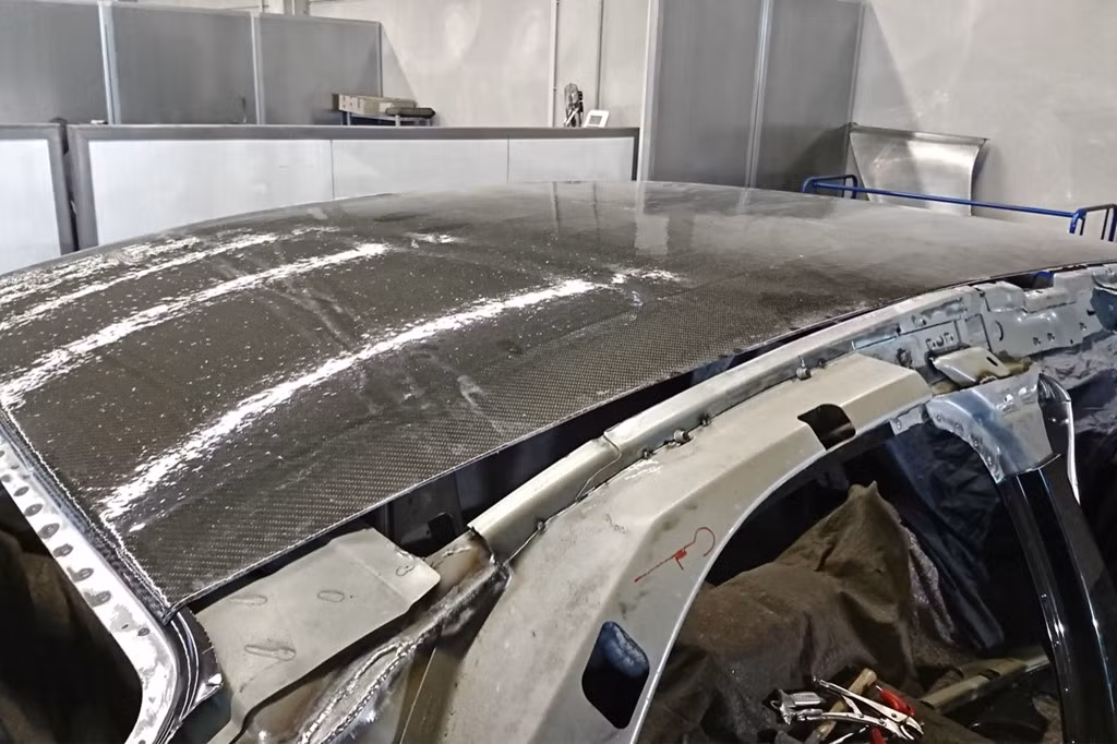 Trên mẫu xe này, các kỹ sư của hãng độ đã sử dụng chất liệu sợi carbon siêu nhẹ để tăng độ cứng, đồng thời giảm trọng lượng để gia tăng khả năng vận hành. Bên ngoài của chiếc xe cũng được bọc nhôm, gồm trụ C và phần thay thế cánh cửa sau.