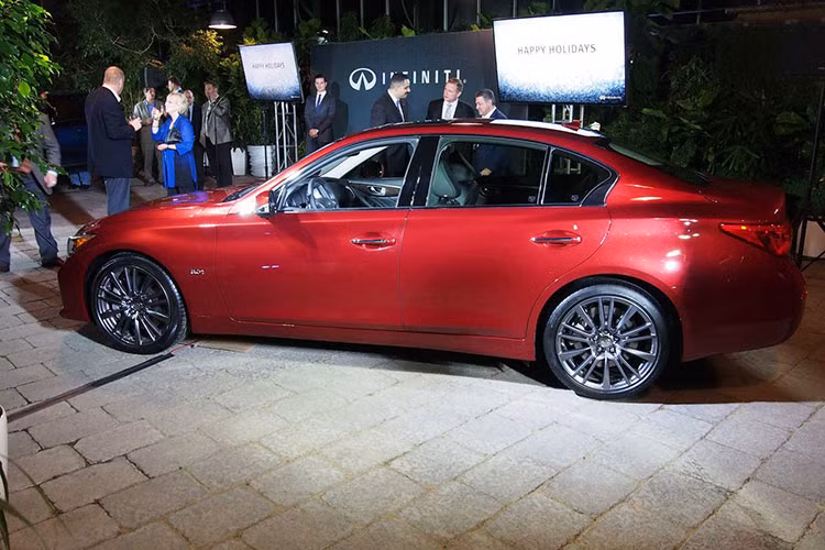 Ngoài phần động cơ, để tạo nên sự khác biệt với các phiên bản Q50 khác, Red Sport 400 sở hữu mặt trước thể thao, ống xả kép độc quyền, bánh xe hợp kim 19 inch và ký hiệu chứ "S" đỏ trên chắn bùn cùng thân xe.