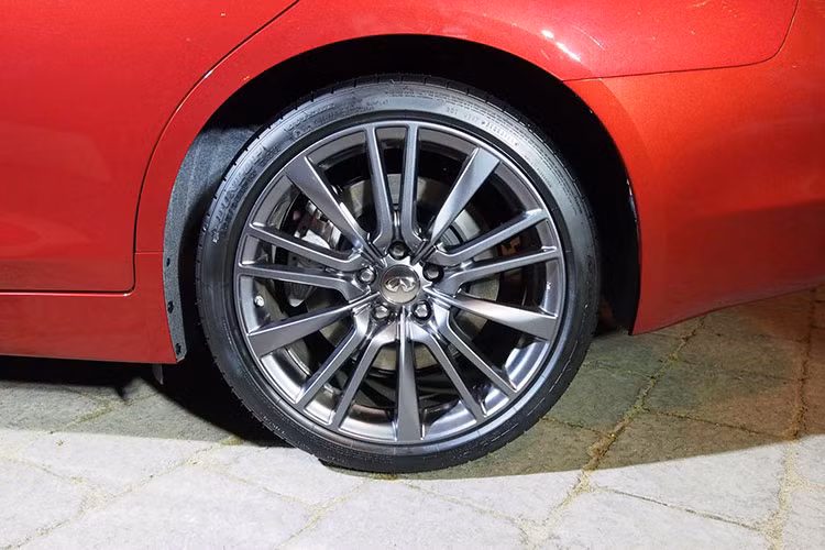 Phó chủ tịch Infiniti tại Mỹ, ông Randy Parker cho biết, "Q50 Red Sport 400 với động cơ V6 3.0 lít mới là động cơ V6 tiên tiến nhất mà Infiniti từng đưa ra thị trường mang lại cho mẫu xe này một sự cân bằng lý tưởng giữa khả năng lái cũng như hiệu suất làm việc".