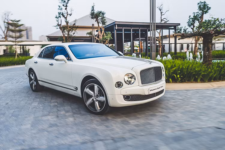Xe được trang bị động cơ V8, tăng áp kép, dung tích 6,75 lít, sản sinh công suất tối đa 530 mã lực và mô-men xoắn cực đại lên tới 1.100 Nm. Kết hợp cùng hộp số tự động 8 cấp thể thao và hệ dẫn động cầu sau, chiếc xe siêu sang có thể tăng tốc từ 0 lên 100 km/h trong 4,9 giây trước khi đạt tốc độ tối đa 305 km/h.