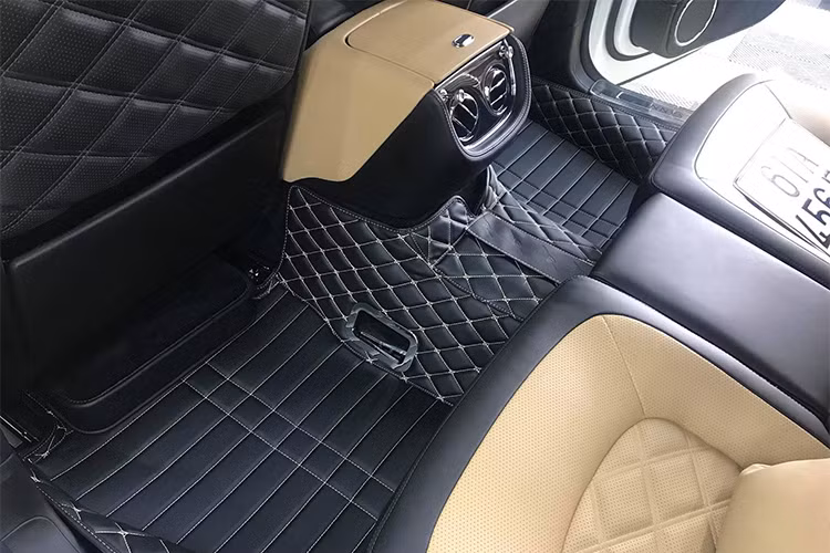 Ghế lái và ghế phụ trên siêu xe sang Bentley Mulsanne Speed đều có khả năng chỉnh điện đa hướng, nhớ vị trí, nút khởi động thông minh... Hệ thống âm thanh hiện đại loại 14 loa Naim công suất 2.200 Watt sản xuất riêng cho Bentley. Khoang hành khách phía sau được thiết kế thể hiện rõ nét sự đẳng cấp với hệ thống giải trí riêng biệt.