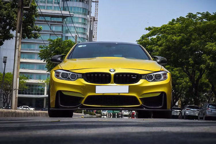 Hiện tại, số lượng xe BMW M4 tại Việt Nam không nhiều - bởi M4 chính là phiên bản hiệu năng cao của dòng 4 Series Coupe. Dòng xe này hiện có 2 biến thể bao gồm coupe và mui trần, chiếc M4 hàng hiếm rao bán này là một gợi ý dành cho những tín đồ đam mê dòng BMW mạnh mẽ.