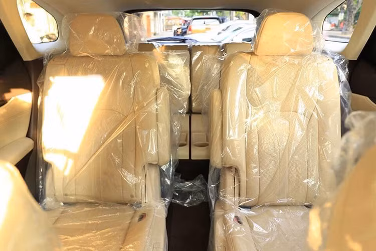 Phiên bản RX350L ba hàng ghế cũng đáp ứng nhu cầu cho người phía sau, tạo không gian để chân, chiều dài tổng thể được cơi nới hơn 4.3 inch (10 cm) để tạo khoảng không cho người ngồi ở hàng ghế thứ ba. Điều này cũng giúp Lexus RX350L chạm mốc 4.990 mm, vượt mặt đối thủ tại thị trường Mỹ là Acura MDX .